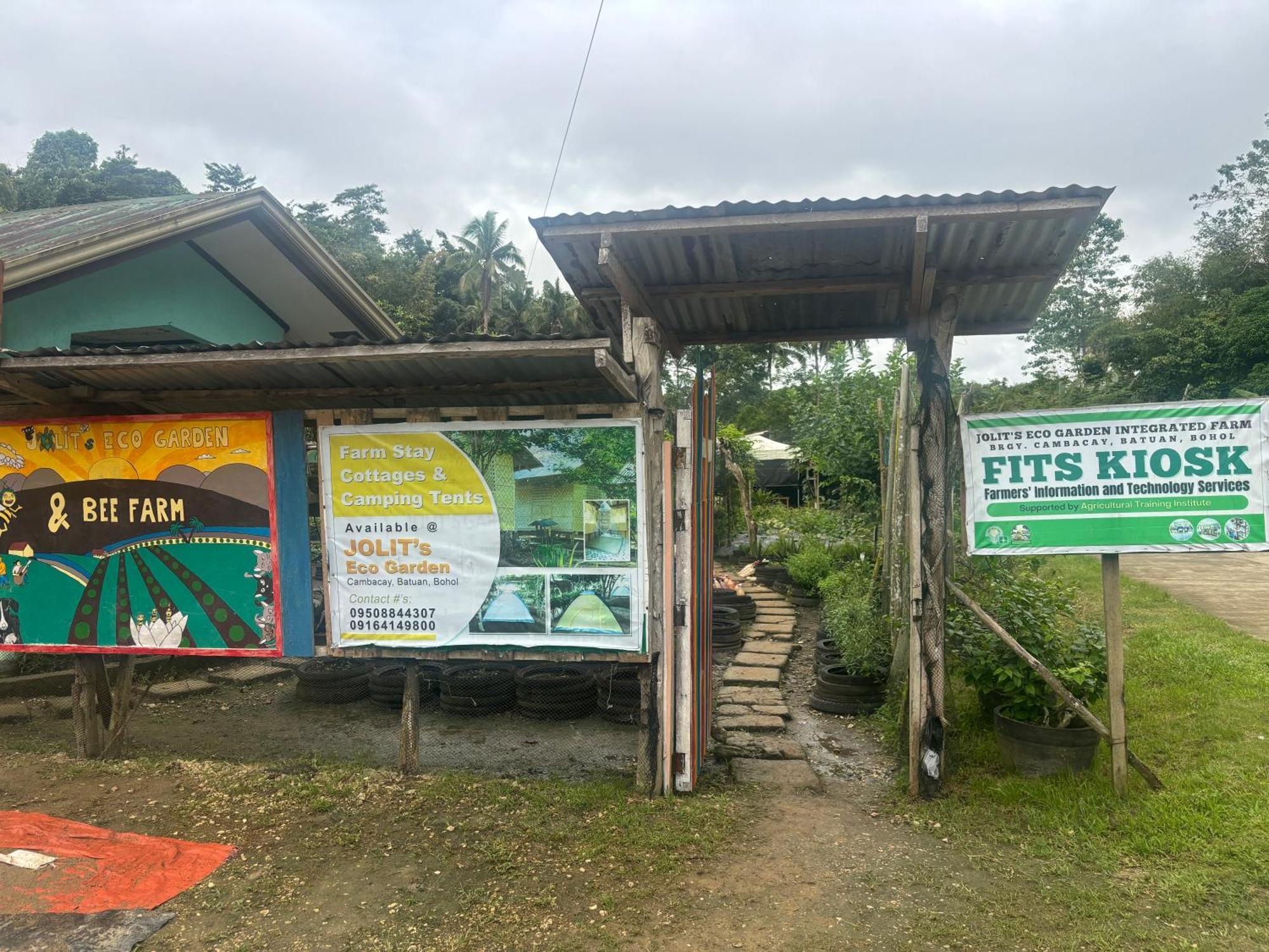 Jolits Ecogarden Farm stay Batuan